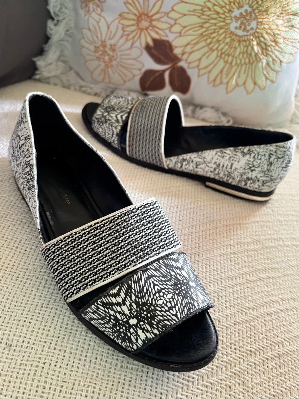 Rebecca Minkoff Sadie Open Toe Flats Size 10M Black/White Womens Shoes